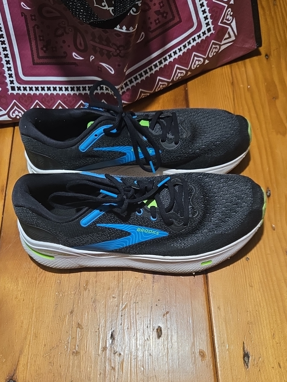Brooks Black Running Shoes with Blue and Neon Green Accents Ghost Max Sz 11